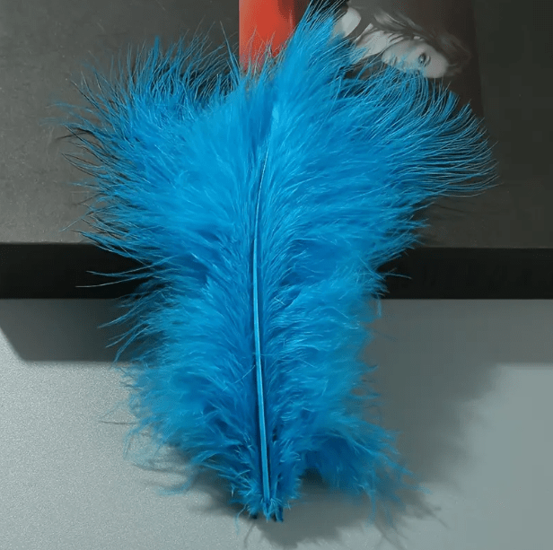Piórka dekoracyjne niebieskie naturalne 14cm 100szt